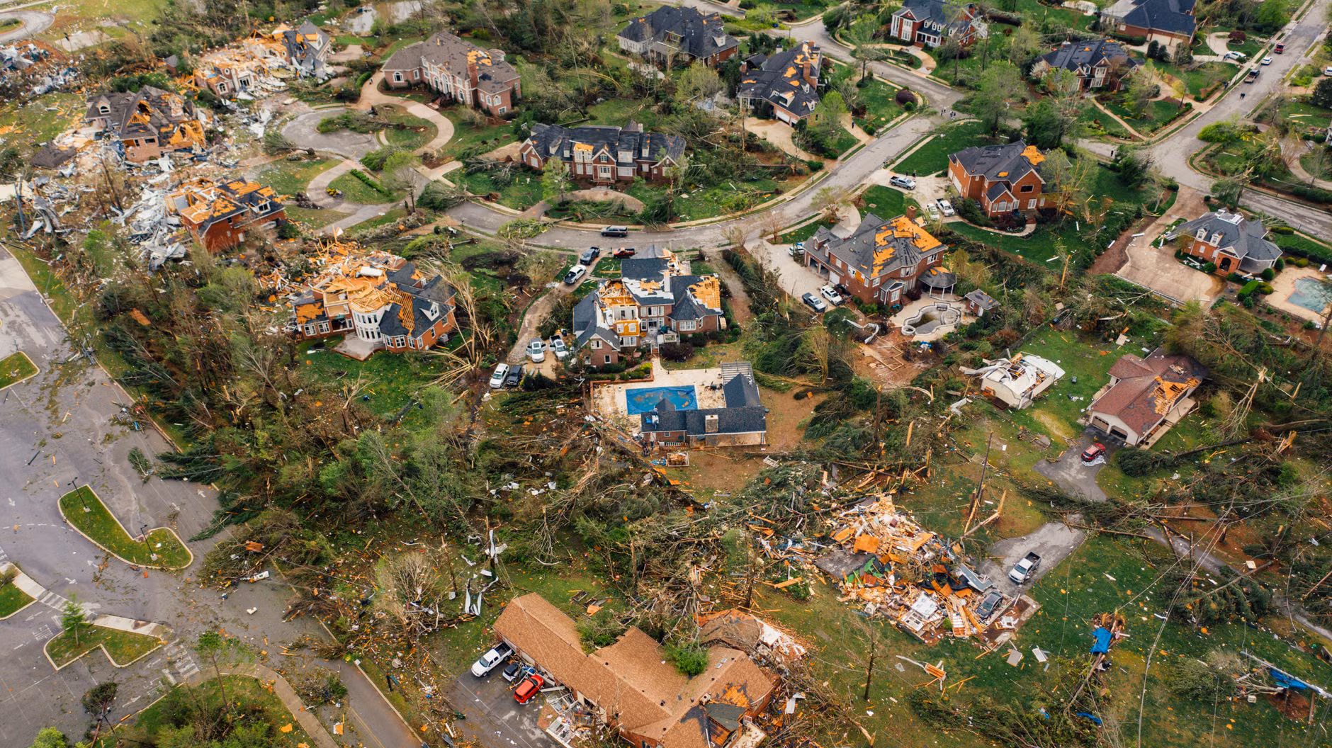 Vue aérienne montrant des dégâts importants causés par une tornade dans le quartier de Chattanooga, Tennessee.
