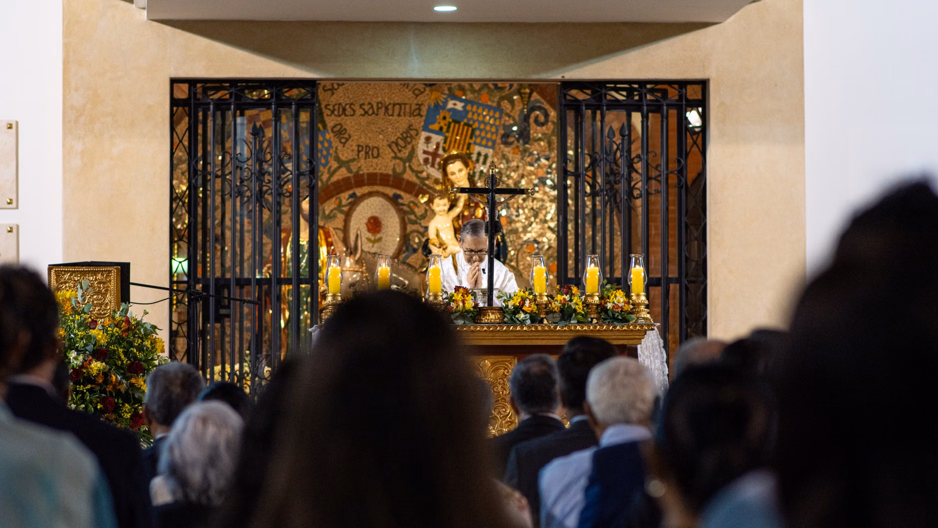 Un prêtre officie une cérémonie à l'intérieur d'une église magnifiquement décorée à Piura, au Pérou.