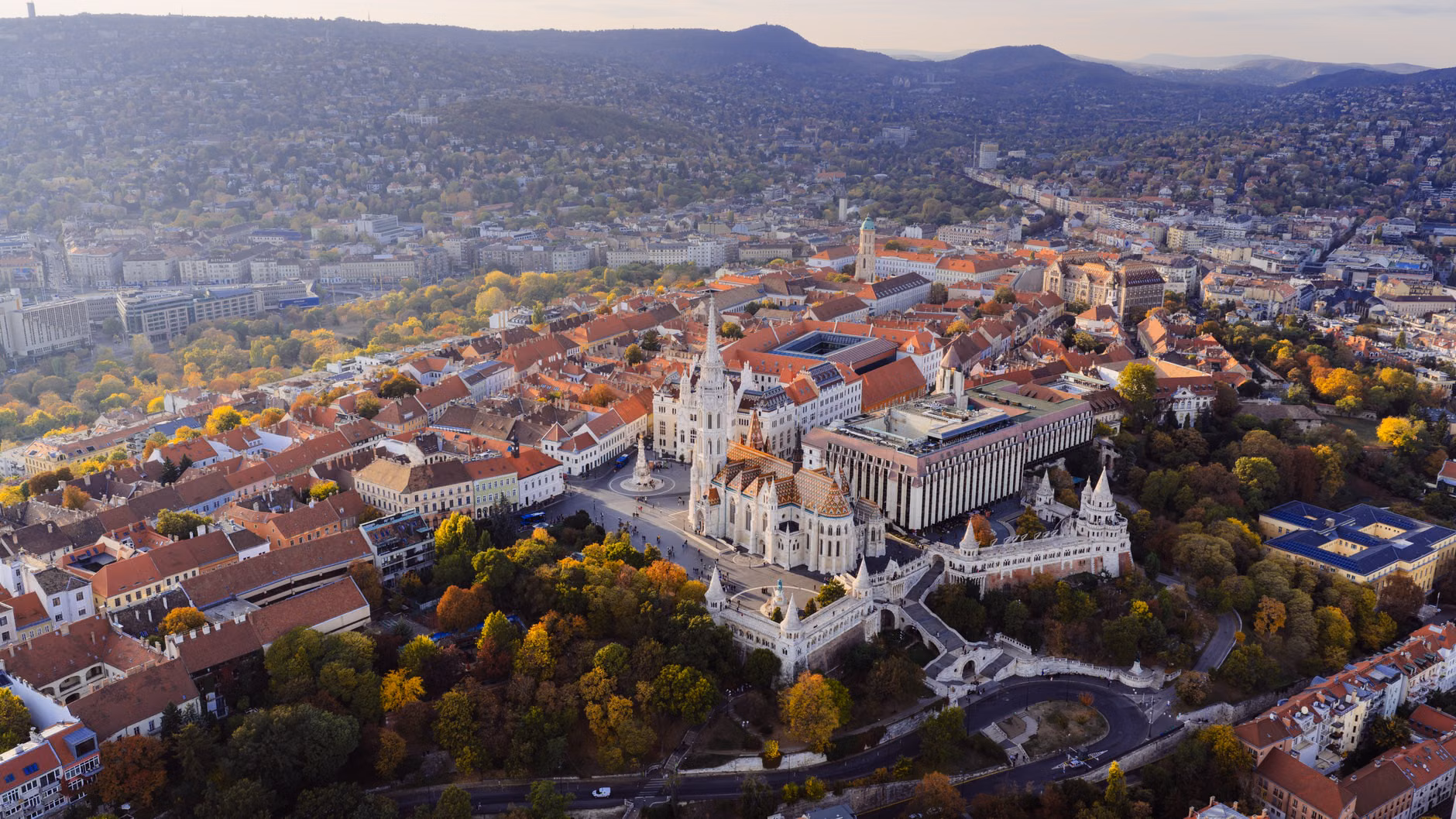 Lenyűgöző légi felvétel a Halászbástyáról és a Mátyás templomról Budapest Budai Várkerületében.