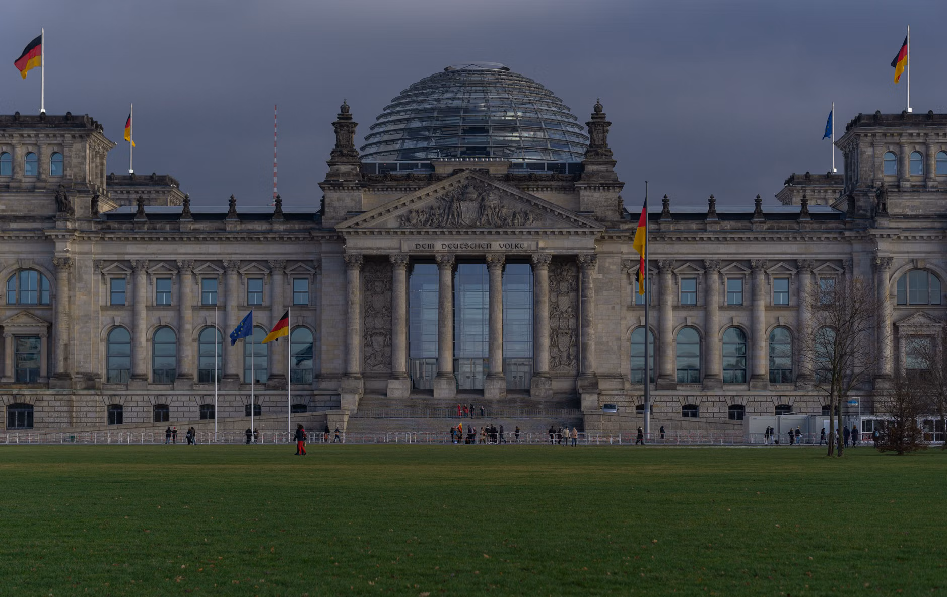 A berlini Reichstag épület történelmi homlokzati nézete, egy híres építészeti jellegzetesség.