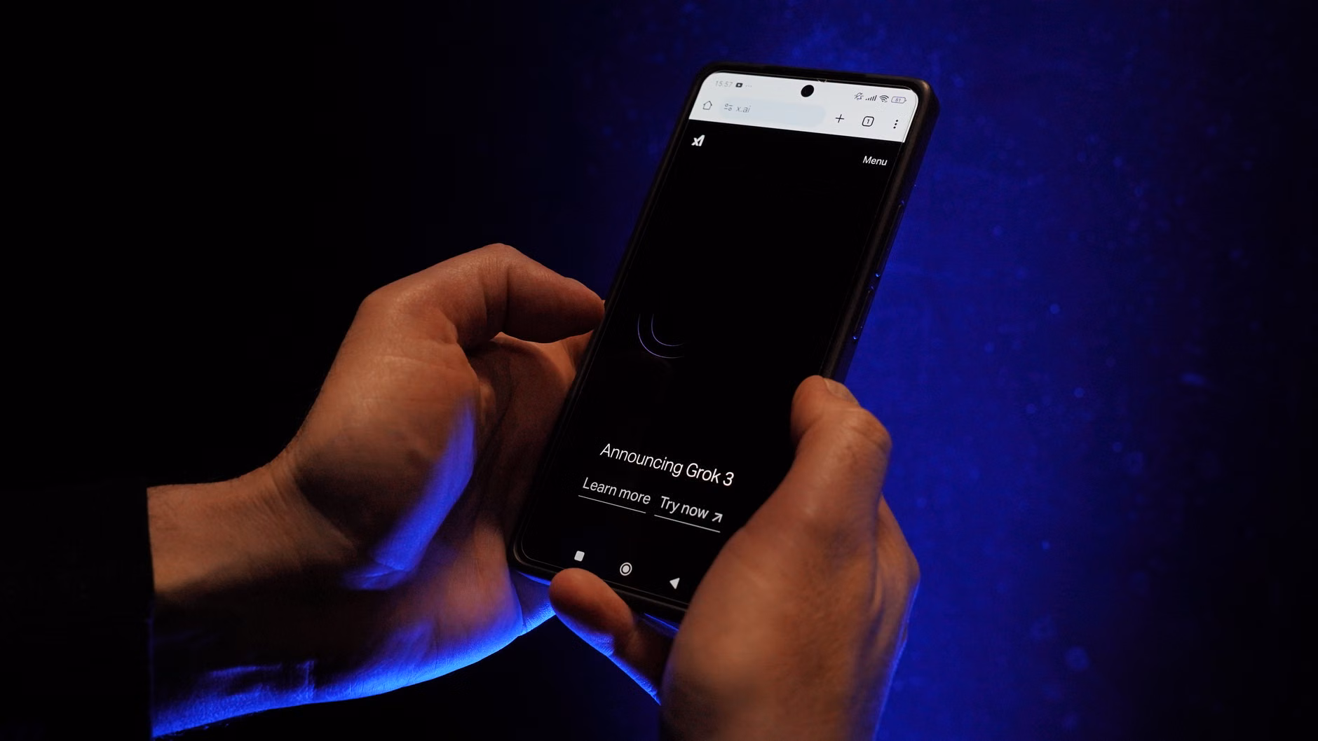 Közelkép kezekről, amelyek egy okostelefont tartanak, amelyen a 'Grok 3 bejelentése' látható sötét háttér előtt.