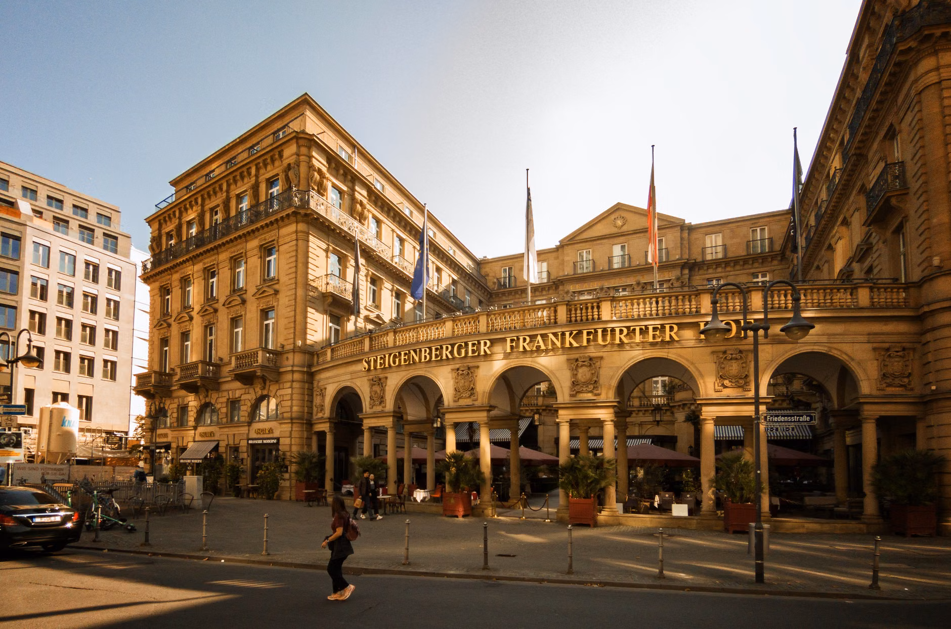 A történelmi Steigenberger Frankfurter Hof hotel Frankfurt központjában, klasszikus építészettel.