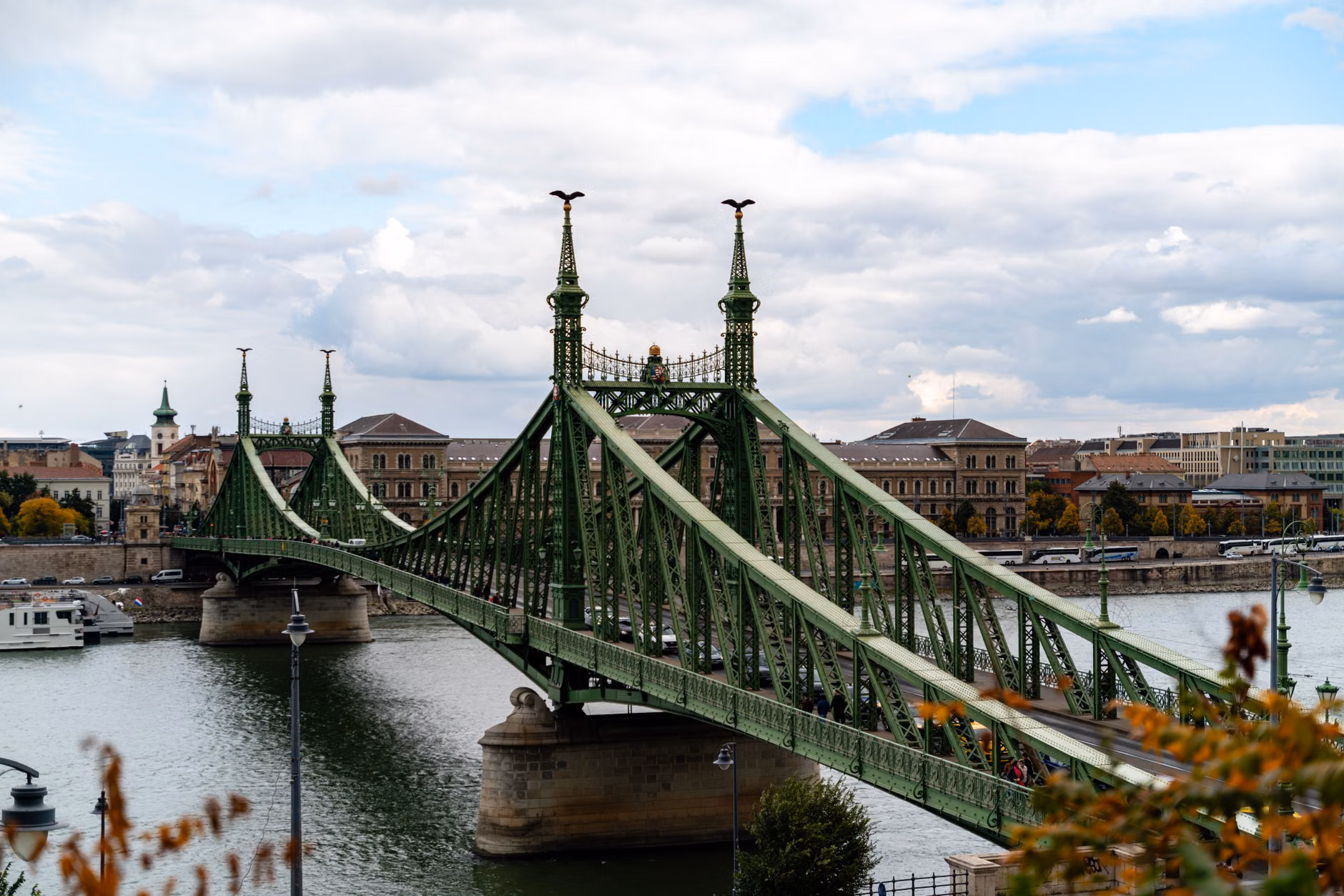 Festői kilátás a Szabadság hídra, amely átszeli a Duna folyót Budapesten, Magyarországon.