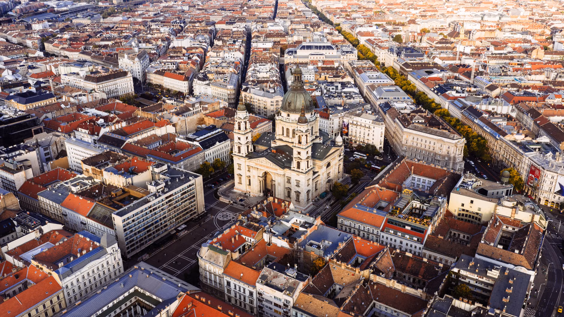 Lenyűgöző légifelvétel, amely a Szent István-bazilikát emeli ki Budapest vibráló építészete között.