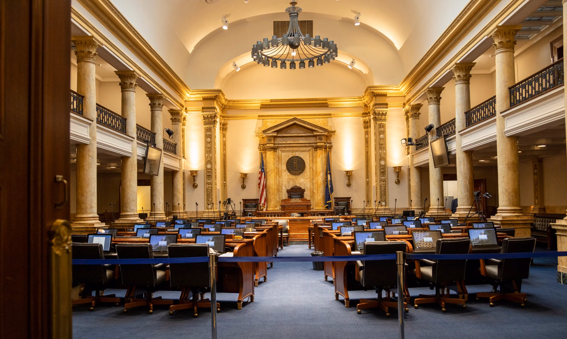 Une grande salle gouvernementale avec des colonnes élégantes et des sièges. Parfait pour des thèmes politiques ou architecturaux.