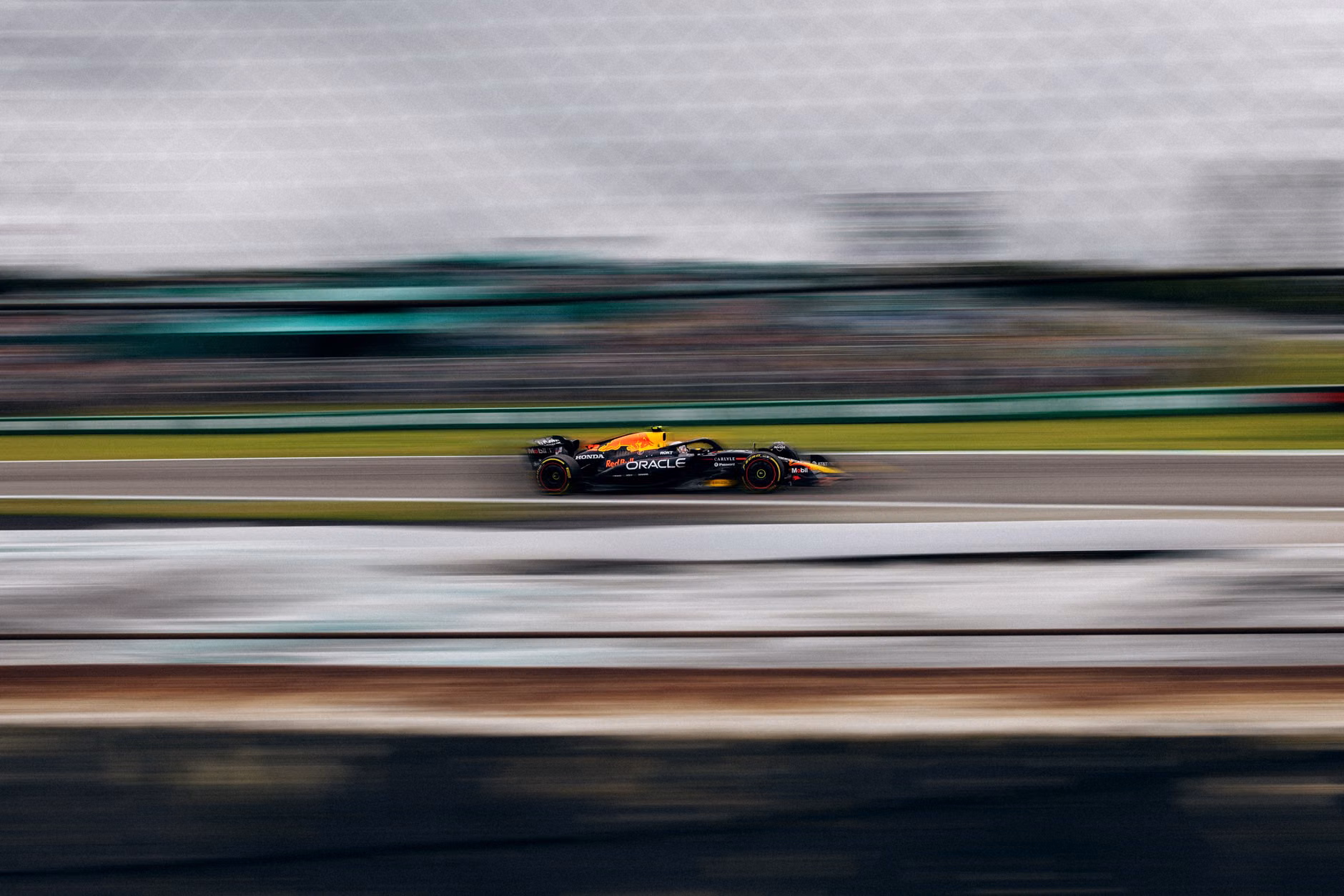 Verschwommene Aufnahme eines Formel-1-Rennwagens, der auf dem Interlagos Circuit in São Paulo, Brasilien, mit hoher Geschwindigkeit unterwegs ist.