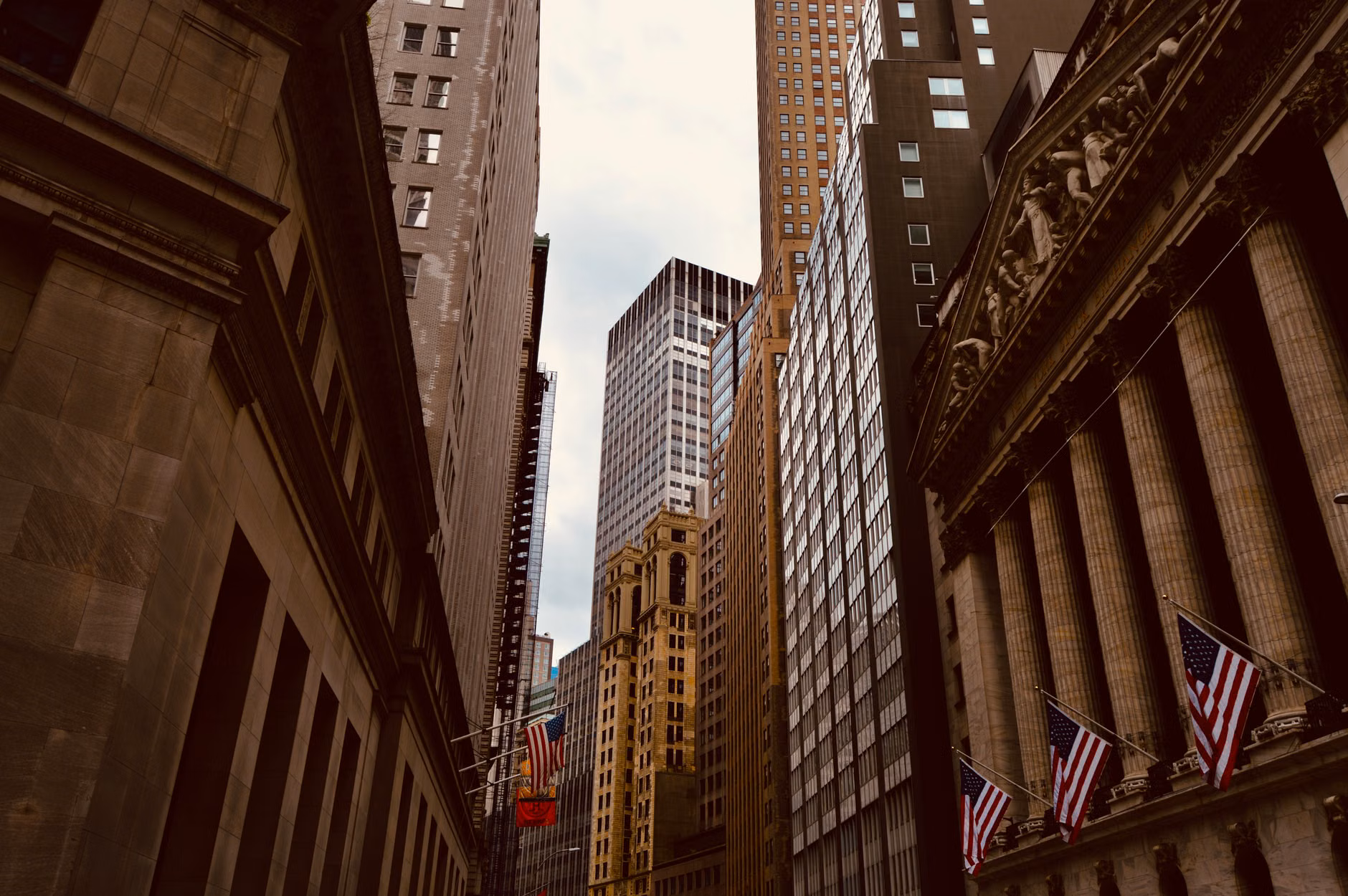 Ein fesselnder Blick auf die Wall Street in New York City, der ikonische Architektur und urbane Dichte zeigt.