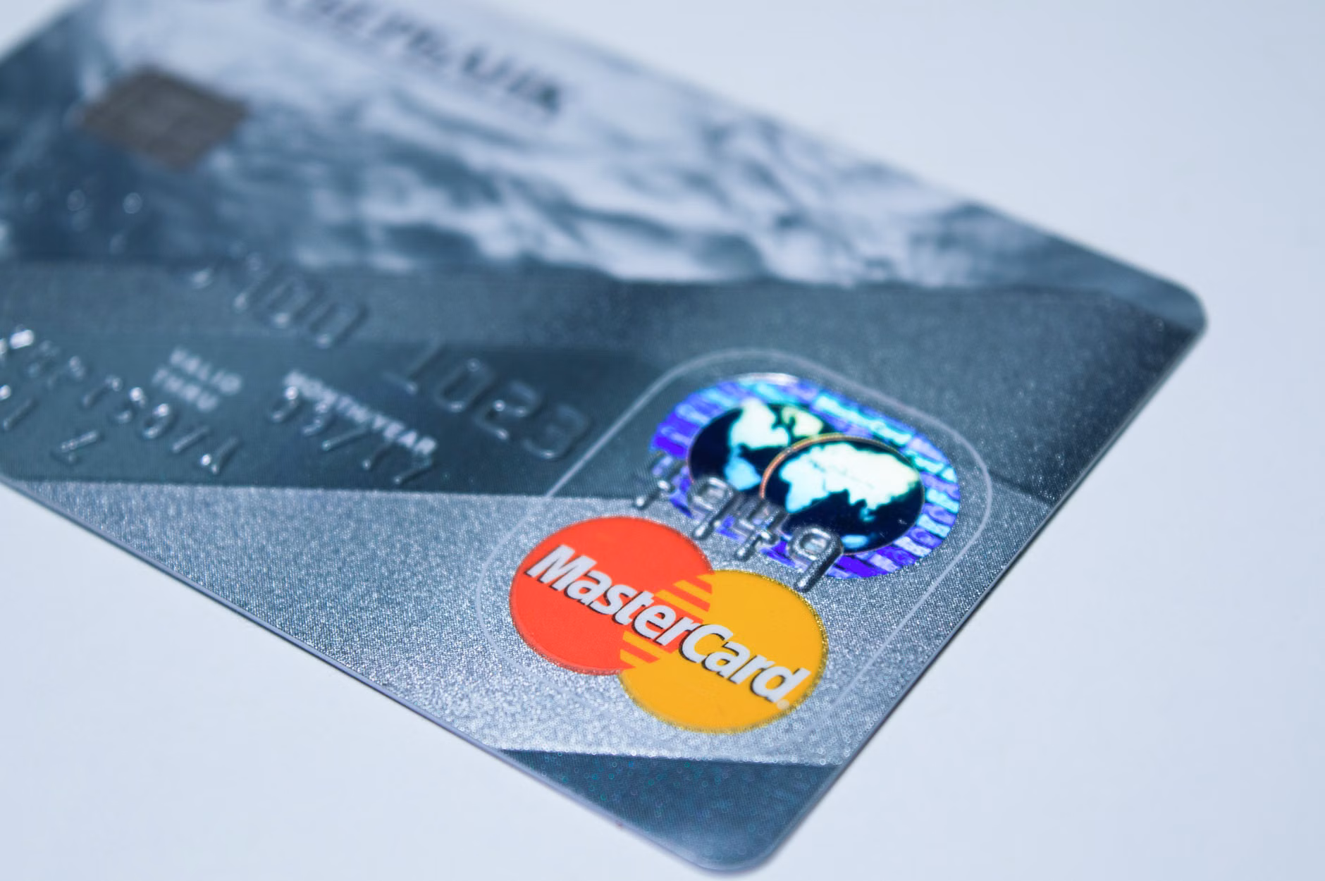 Detailaufnahme einer MasterCard-Kreditkarte, die den Chip und das Logo zeigt.